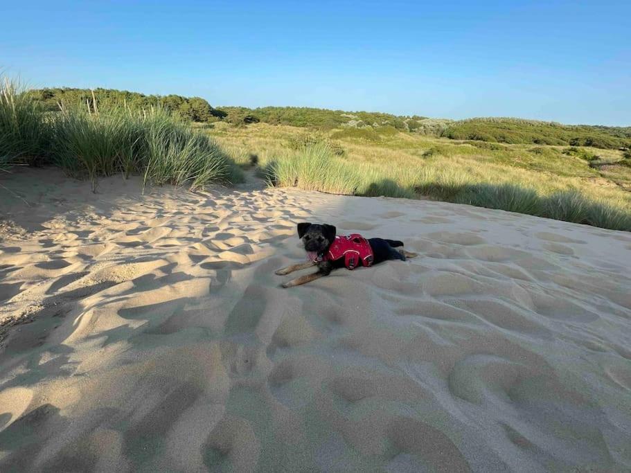 Formby, Spacious True Bungalow Steps From Beach Esterno foto