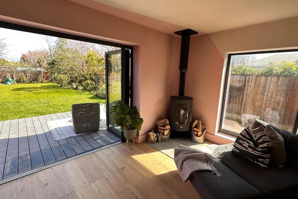 Formby, Spacious True Bungalow Steps From Beach Esterno foto
